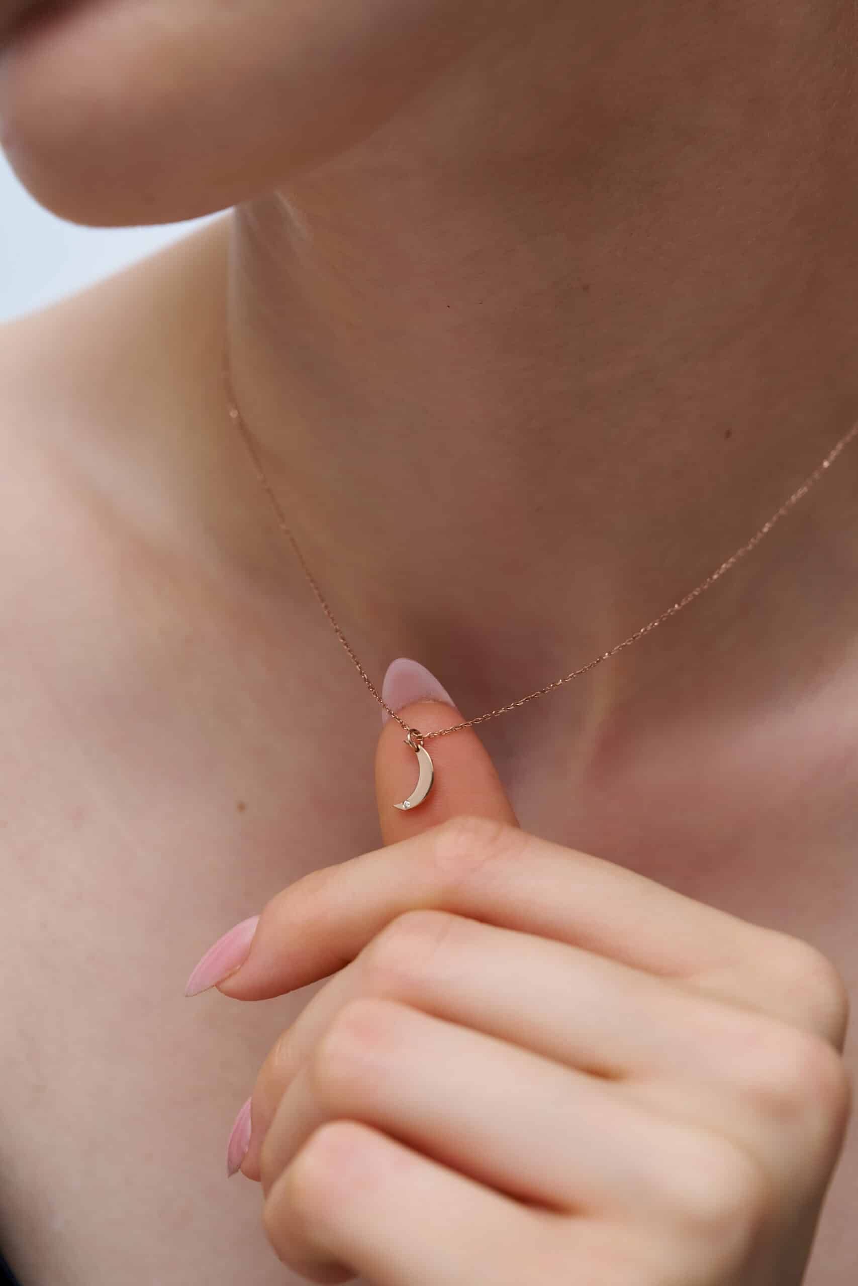 0.01 Karat Pırlanta Ay Kolye