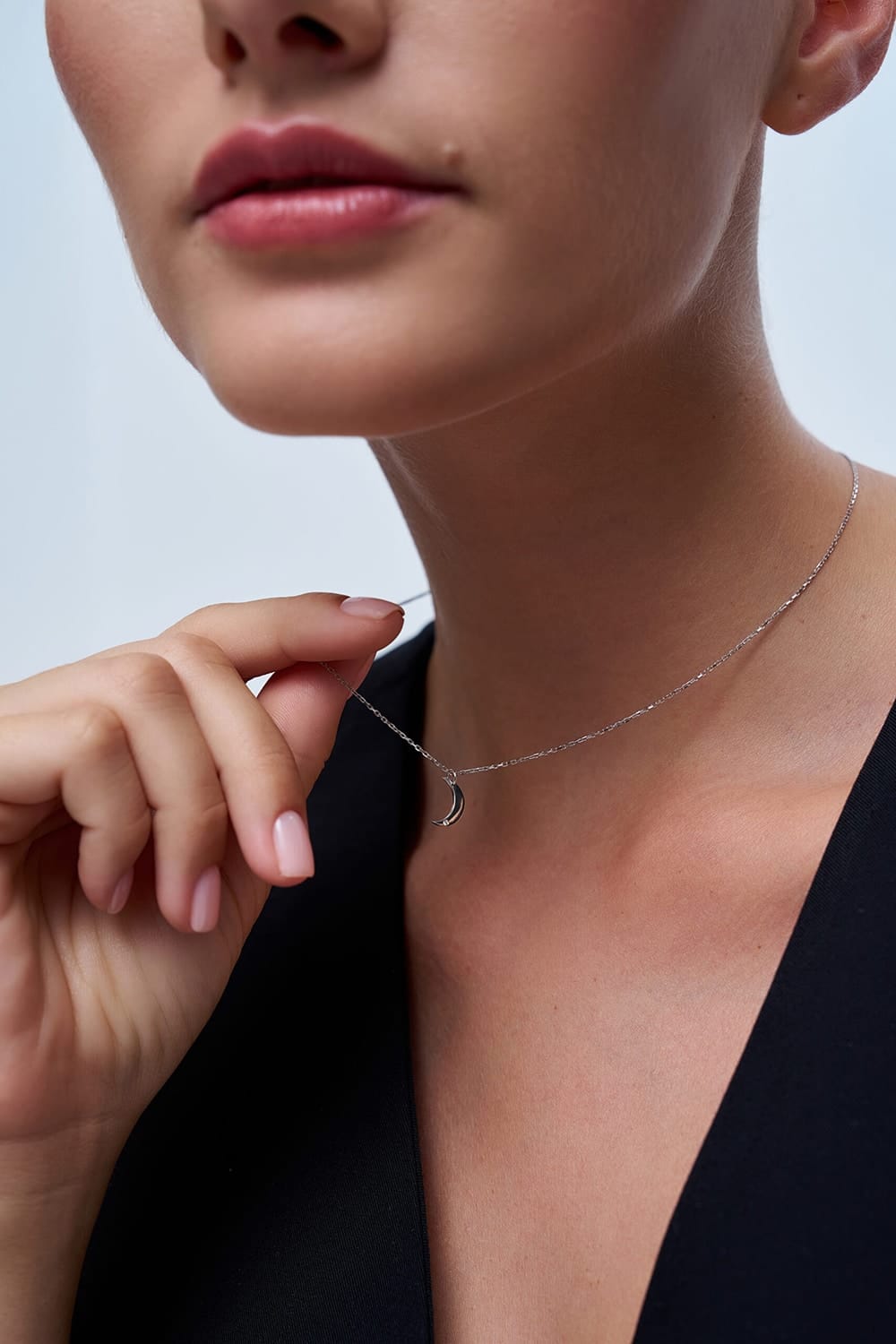 0.01 Karat Pırlanta Ay Kolye