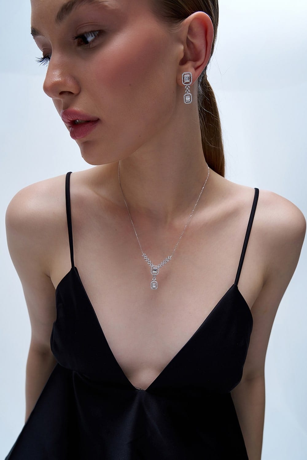 0.91 Karat IDL Sertifikalı Tasarım Pırlanta Baget Kolye