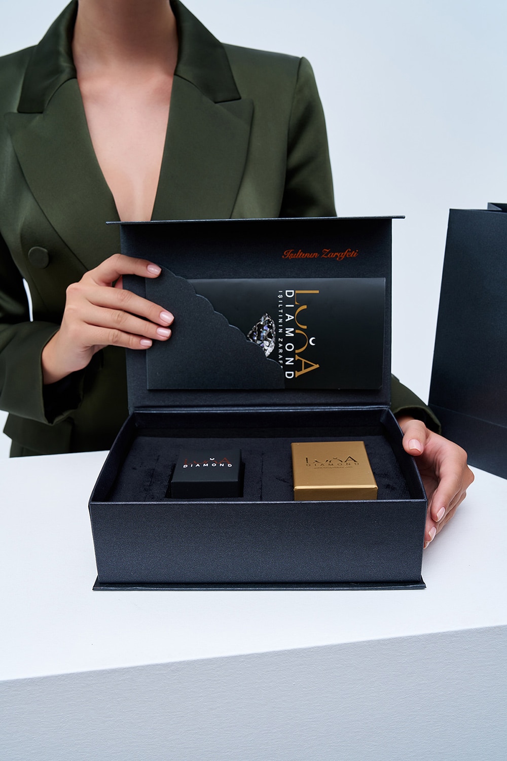 4.02 Karat Tasarım Pırlanta Küpe