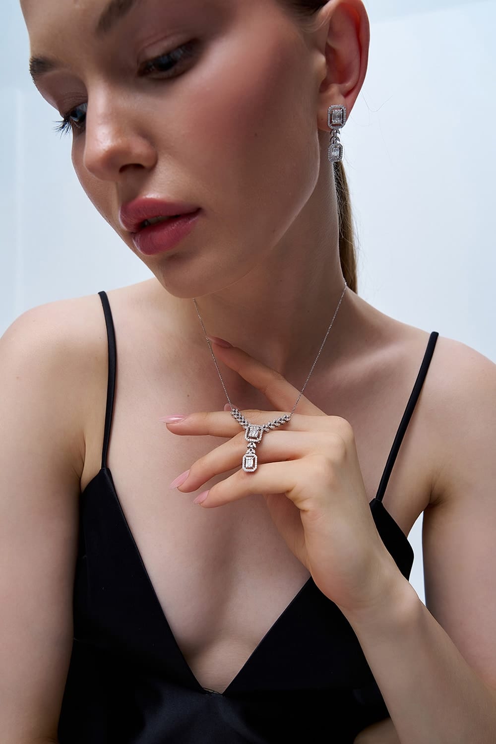 0.91 Karat IDL Sertifikalı Tasarım Pırlanta Baget Kolye